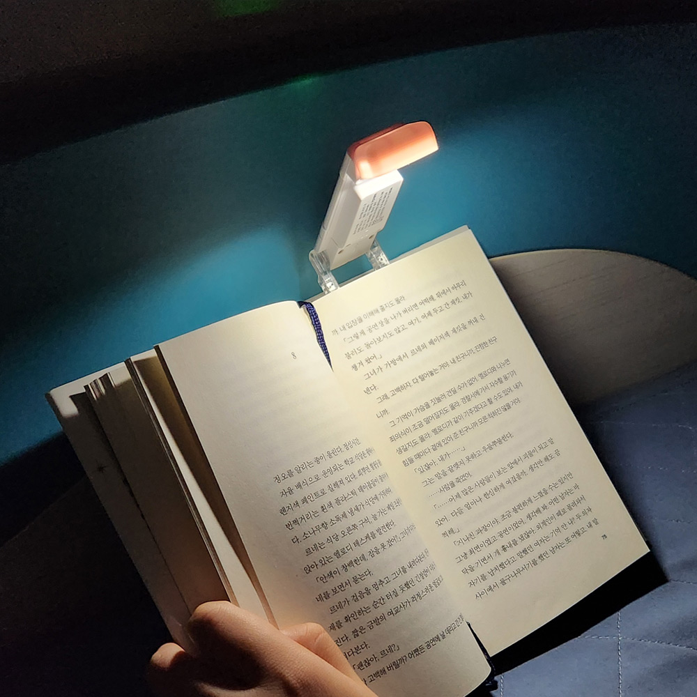 북애착 충전식 독서등 일체형 USB 초경량 최장 80시간 북라이트 클립형 블루라이트차단 1600K 호박색, 블랙 13,600원