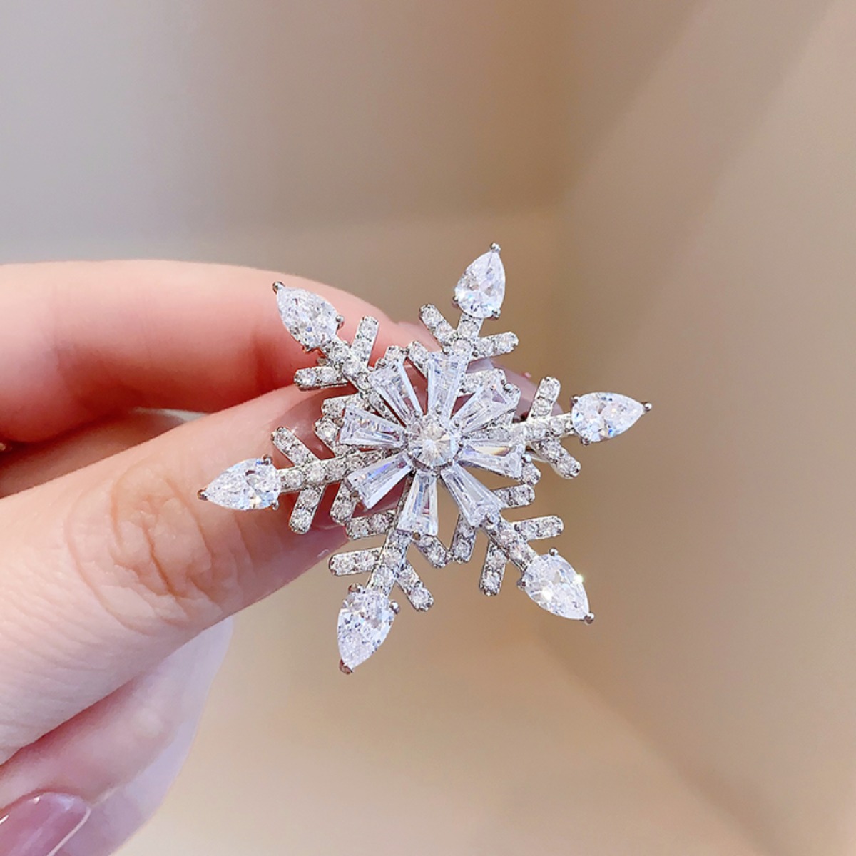 아즈블리 회전 눈꽃 브로치 28,800원