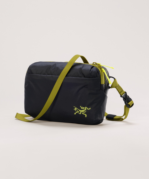 [국내매장판] 아크테릭스 헬리아드 크로스바디 - BLACK OLIVE MOSS ABPFU09828 ABPFU09828BOQ 194683 96,300원