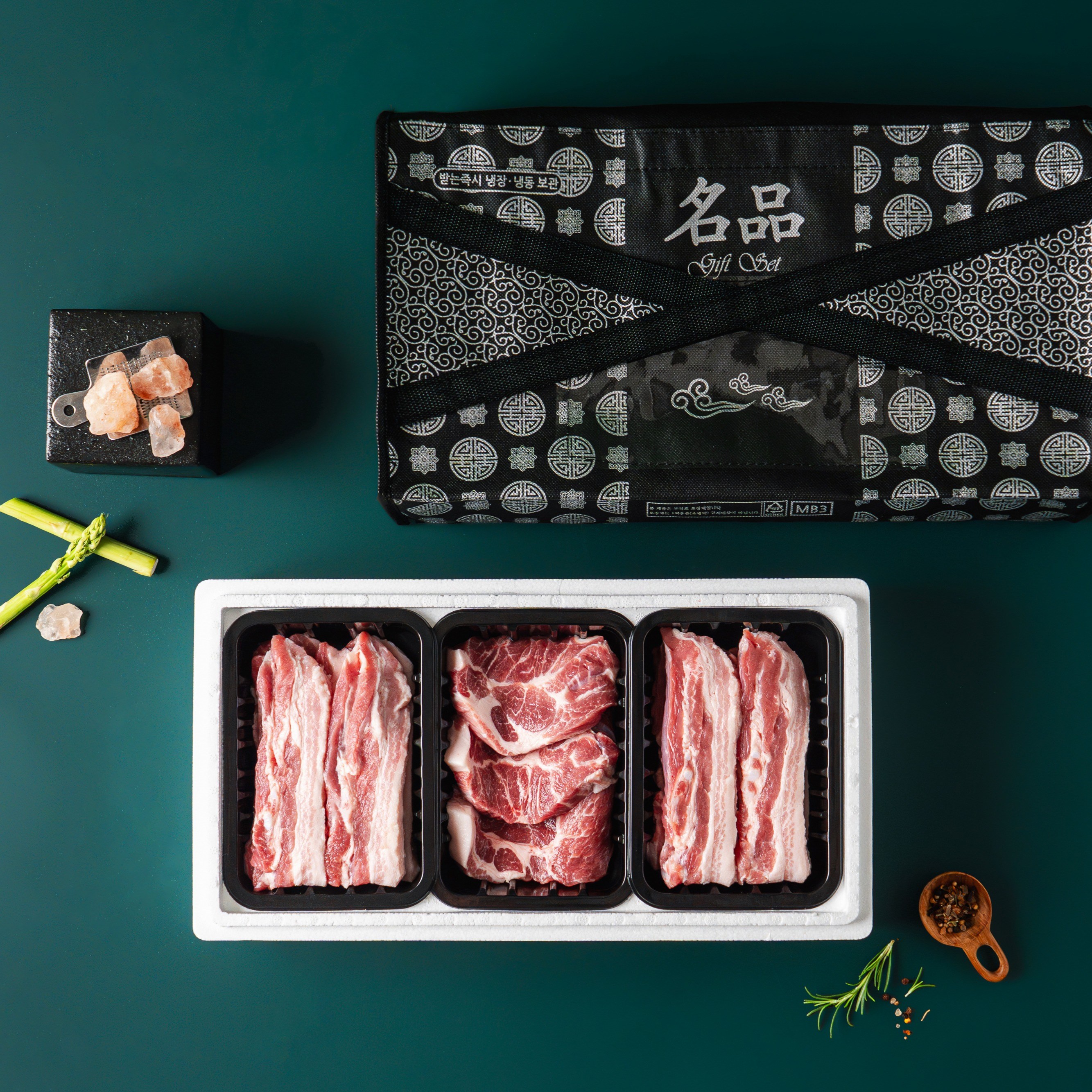 [고기담은정성]국내산 녹돈 돼지고기 삼겹살+목살 1.5kg 선물세트(가방포함), 1세트 54,900원