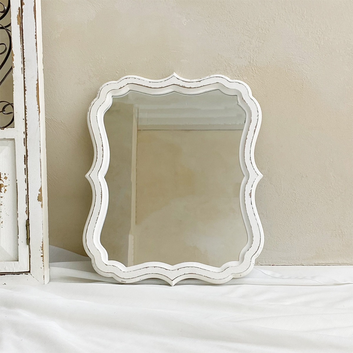 빈티지 프렌치 쉐비 화이트 엔틱 벽걸이 거울 우드 카페 화장대 매장 인테리어 (A)32X39, 화이트 38,900원