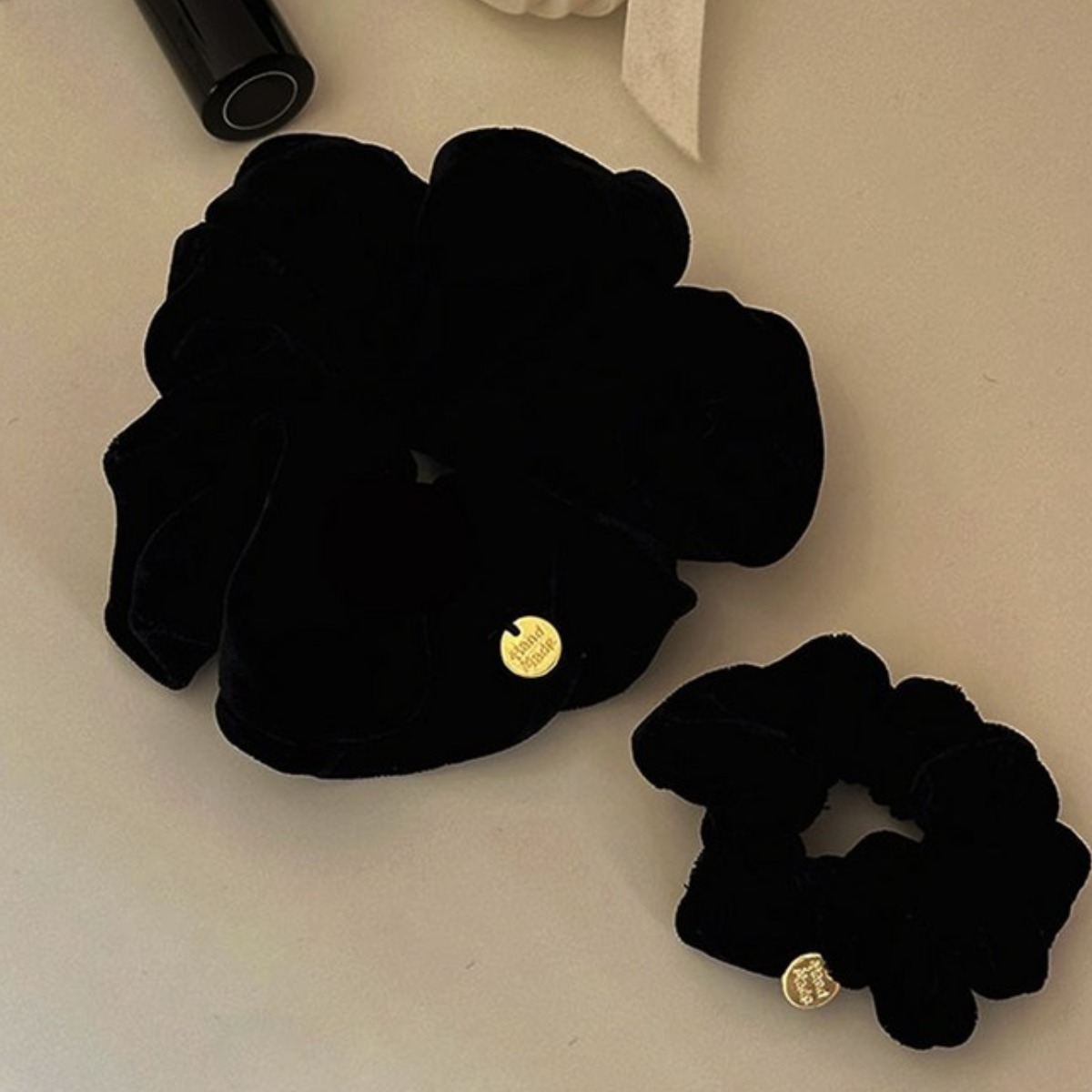 제이무드 1+1 벨벳 헤어 곱창 밴드 세트 여성 고급 펜던트 머리 끈 슈슈 스크런치 8,600원