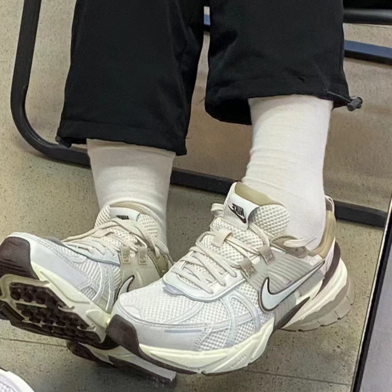 (국내매장판) 나이키 V2K 런 우먼스 여성 남성 남녀공용 러닝 트래킹 트레이닝 헬스장 강민경 손나은 이청아 운동화 라이트 오어우드 브라운 카키 116,950원