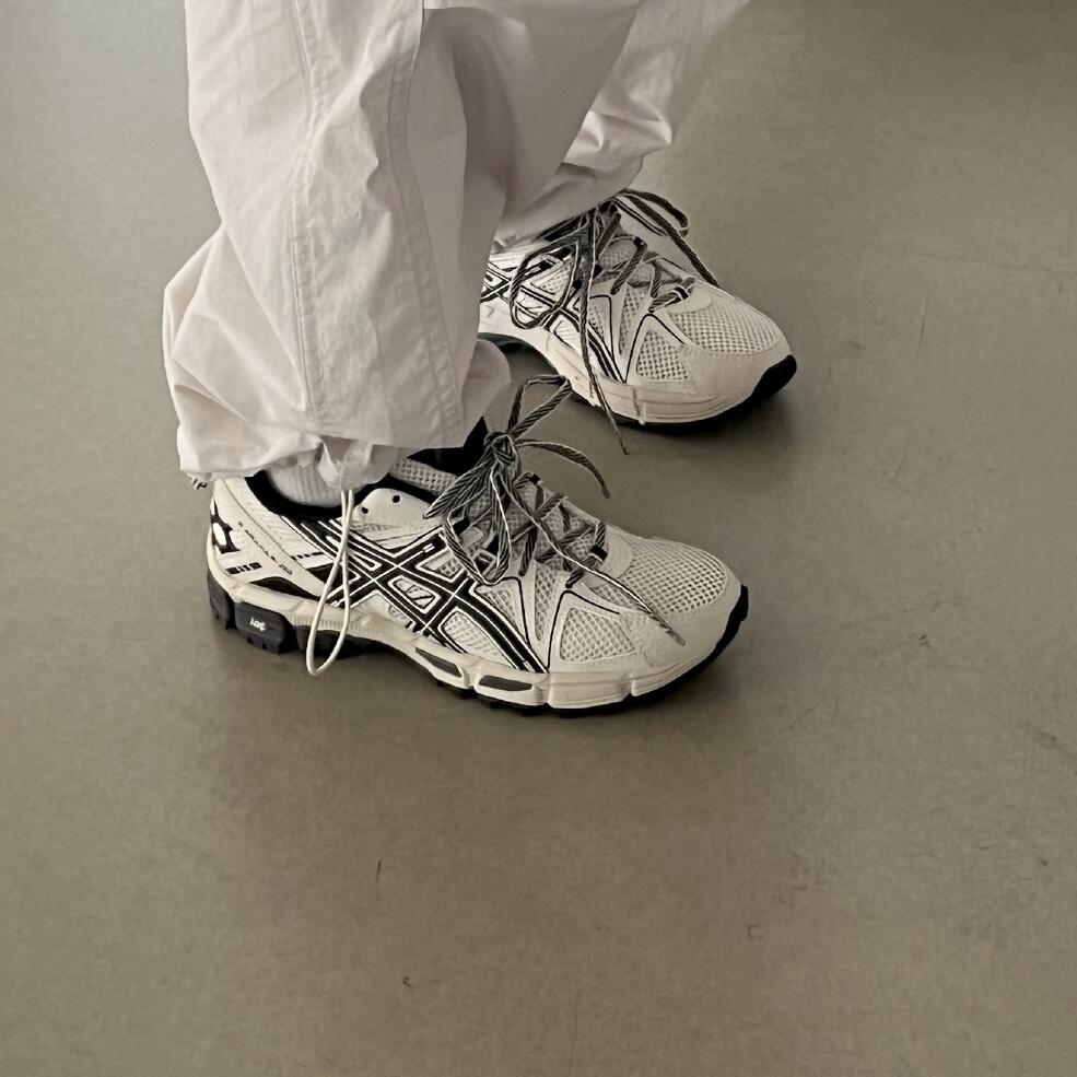 아식스 젤 카하나 8 블랙 앤 화이트 그레이 1011B895-200 170,000원