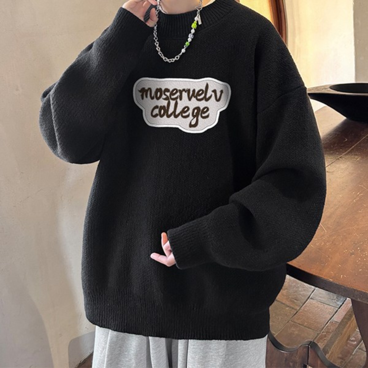 킹앤조이 칼리지 하프넥 루즈핏 니트 스웨터 18,800원