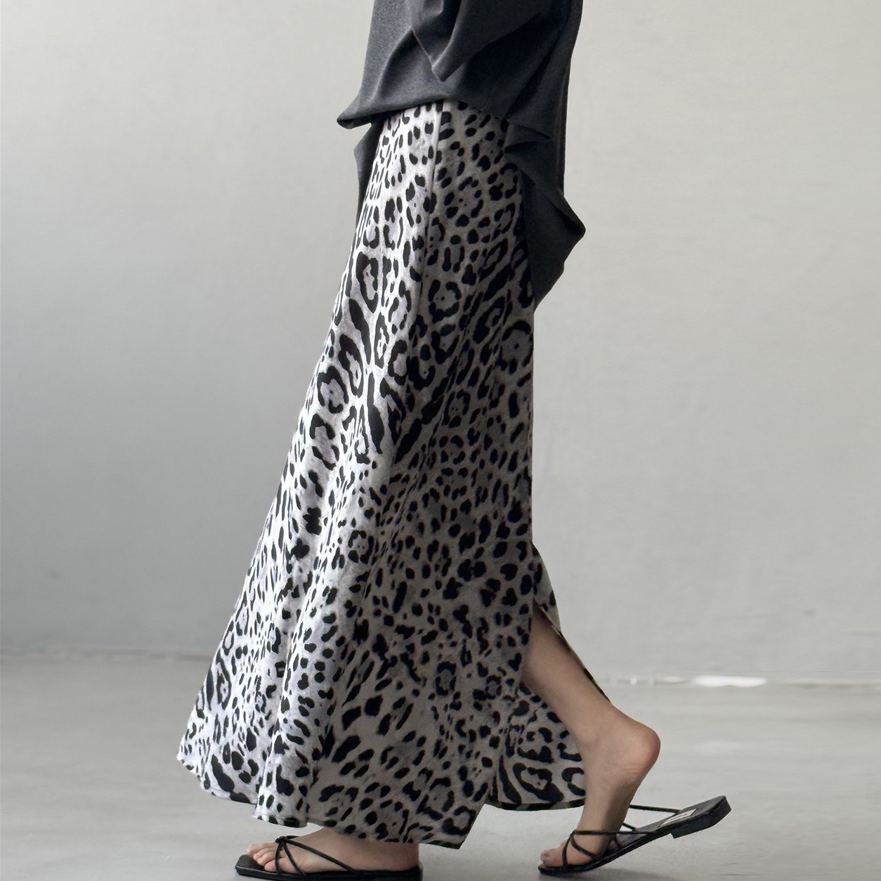 퀸앤조이 디벨라 실키 레오파드 백슬릿 A라인 밴딩 롱스커트 58,800원