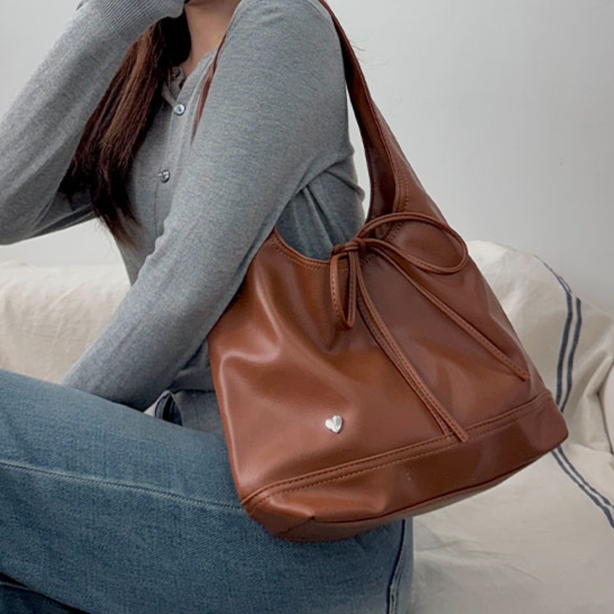 리보마 여성 가벼운 보부상 리본 숄더백 20,800원