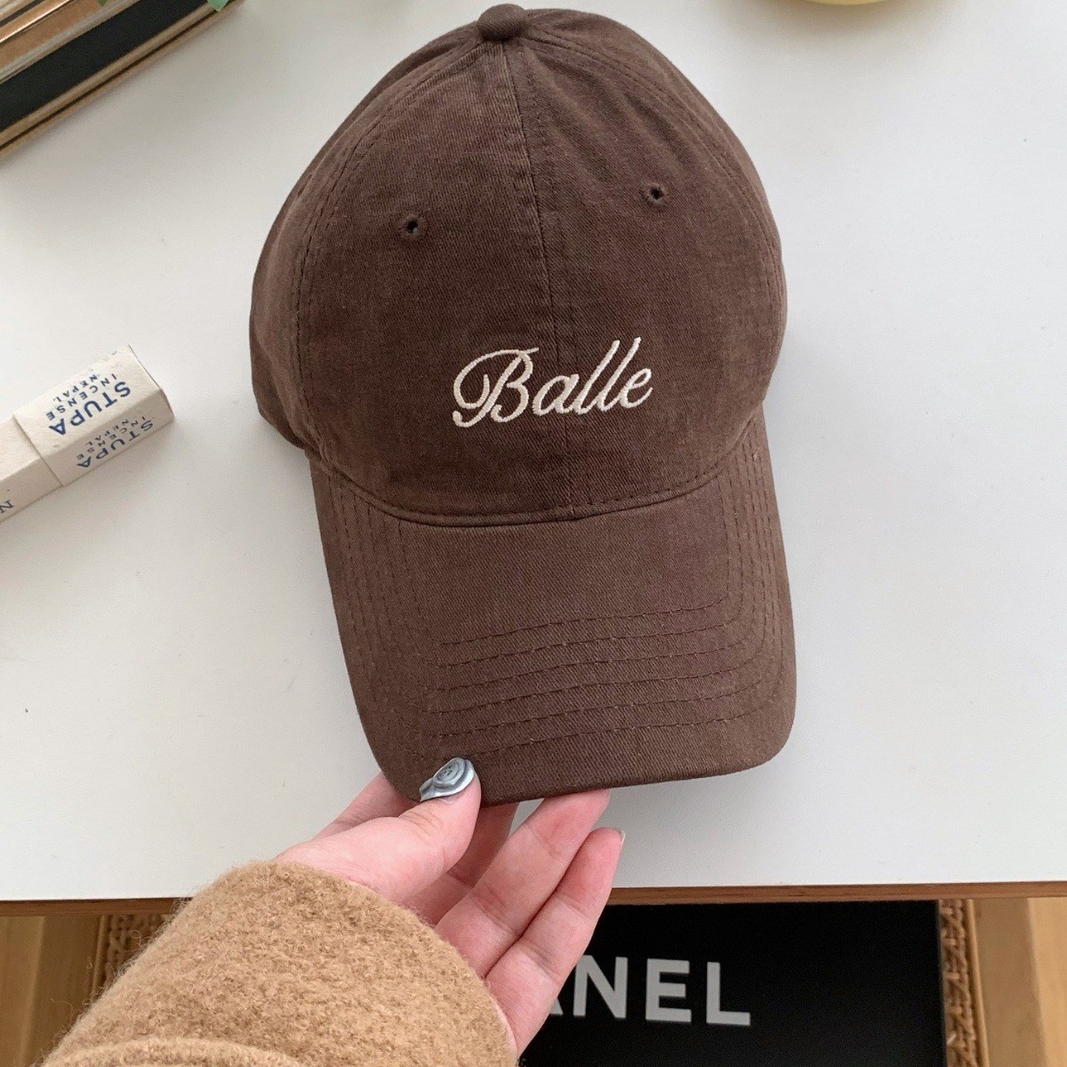 차차앤코 얼굴 작아보이는 남녀공용 롱챙 깊은 볼캡 도톰 탄탄한 야구모자 (8컬러) 18,900원