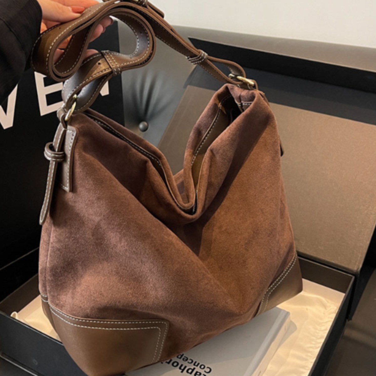 무니유유 트랜드 스웨이드 가죽 조합 끈조절 대용량 숄더백 23,800원