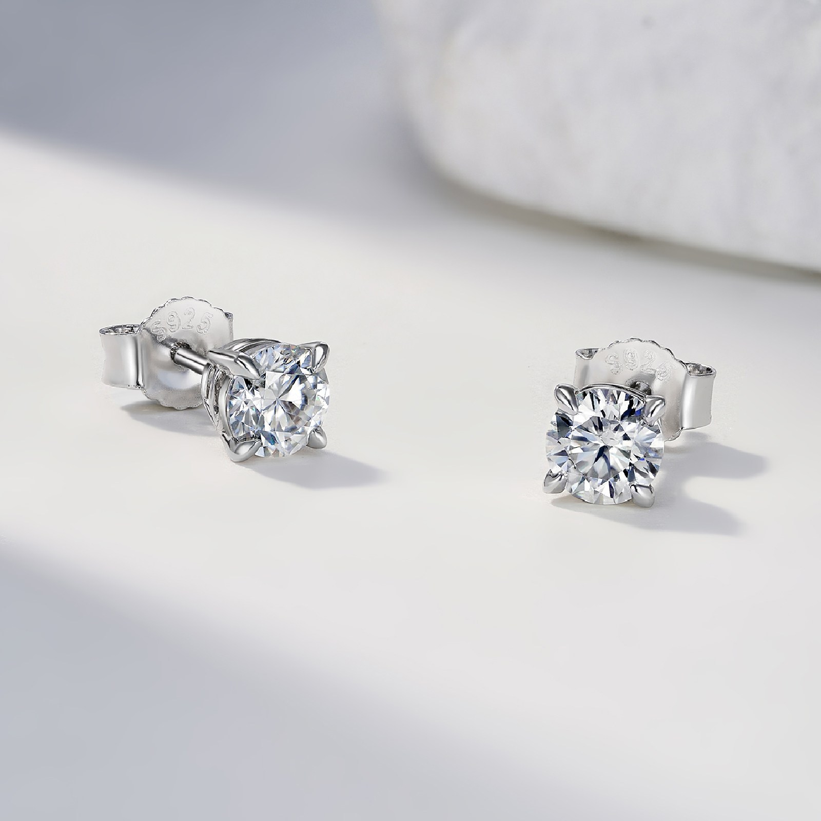 KRKC 여성용 4프롱 모이사나이트 피어싱 925실버 솔리테어 다이아 귀걸이 29,900원