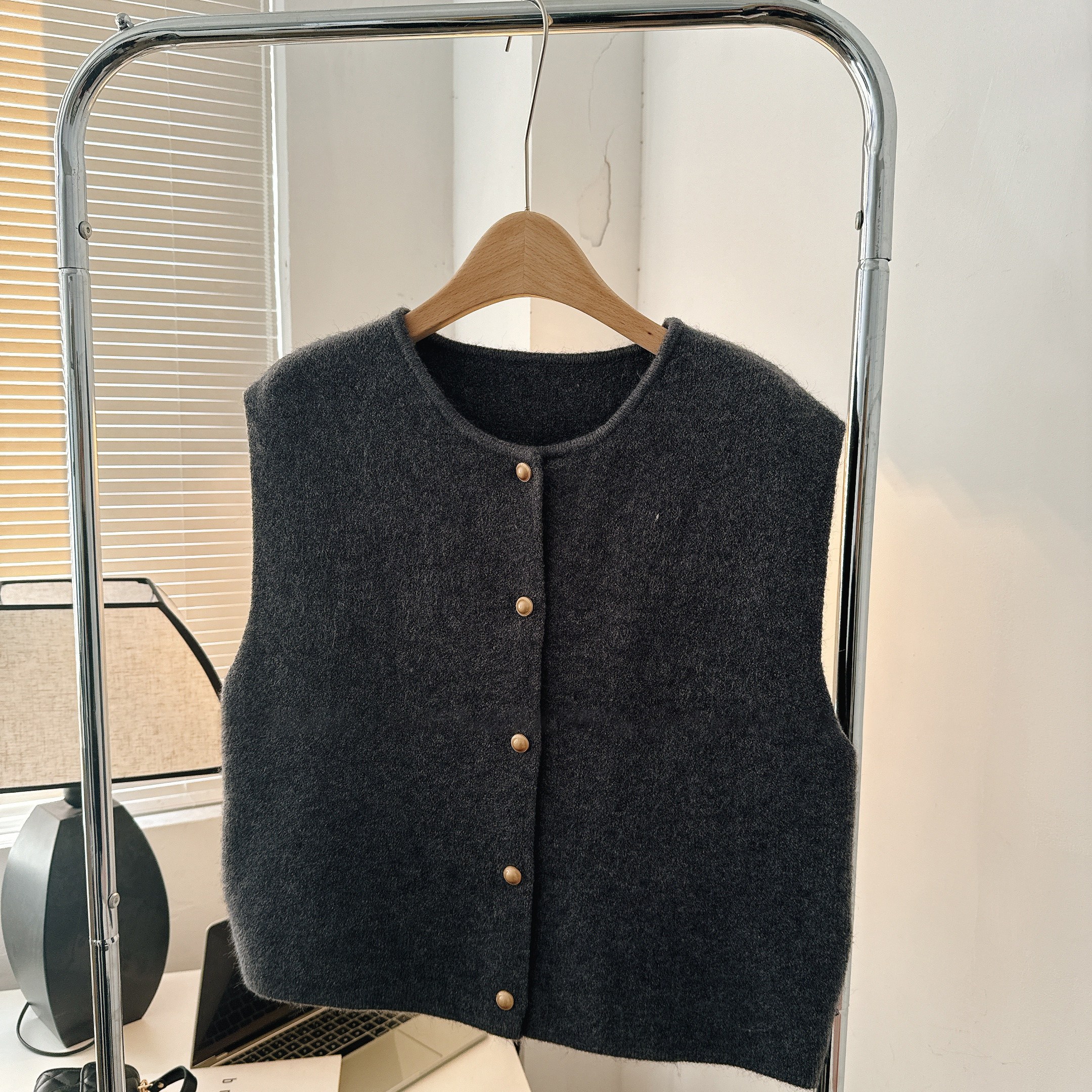 여성 루즈핏 니트 브이넥 조끼 베스트 간절기 봄가을겨울용 라운드넥 오픈 카디건 베이직 니트 레이어드 베스트 24,900원