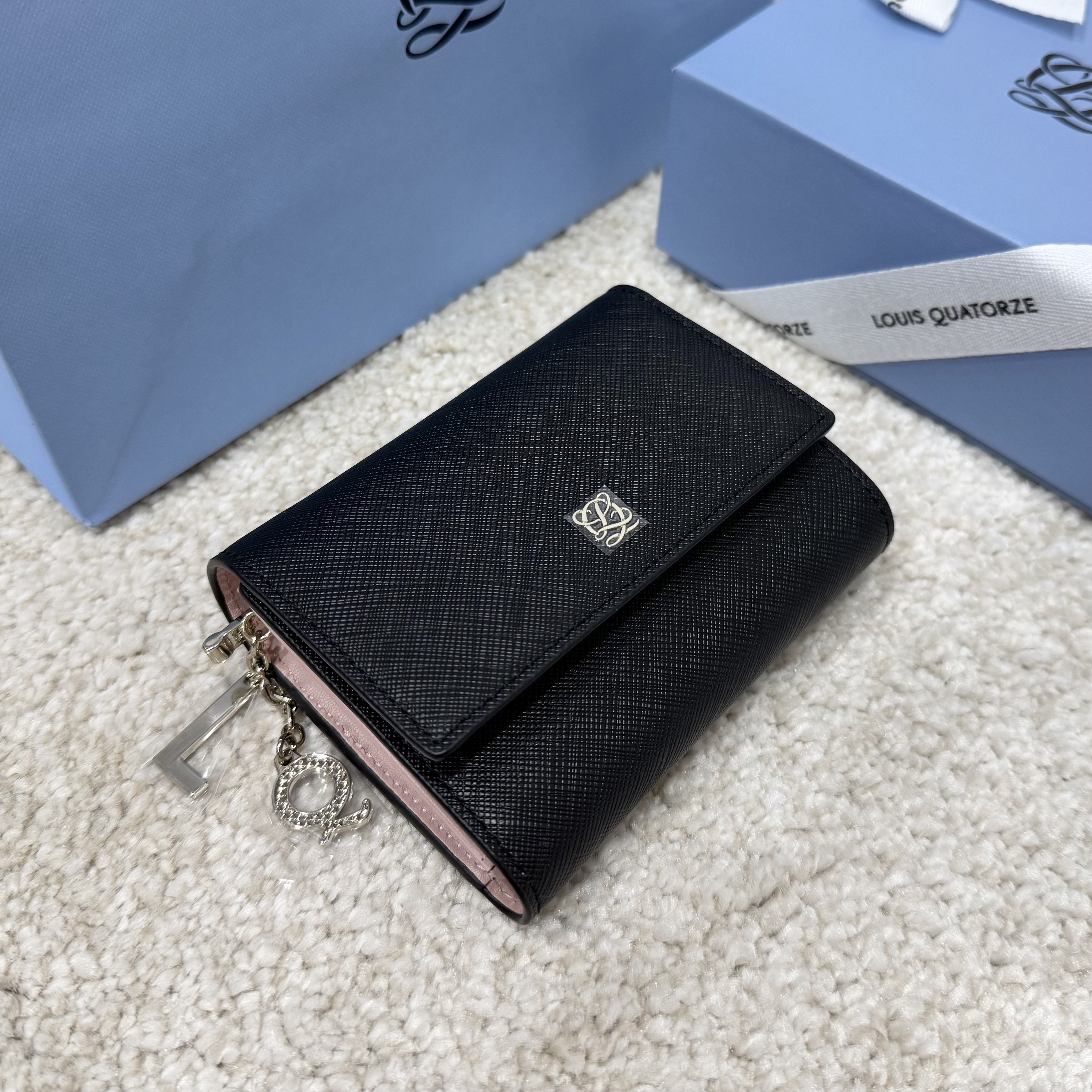 루이까또즈 여성 참장식 로고 소가죽 3단 반지갑 (리본선물포장) 89,900원