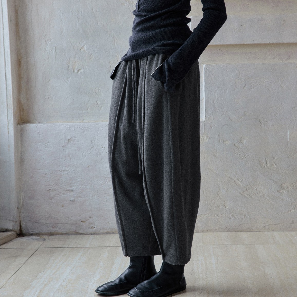 퀸앤조이 여성 간절기 루즈핏 울 배기바지 데일리 모던 9부 벌룬 경량 밴딩 팬츠 팡파르 98,800원