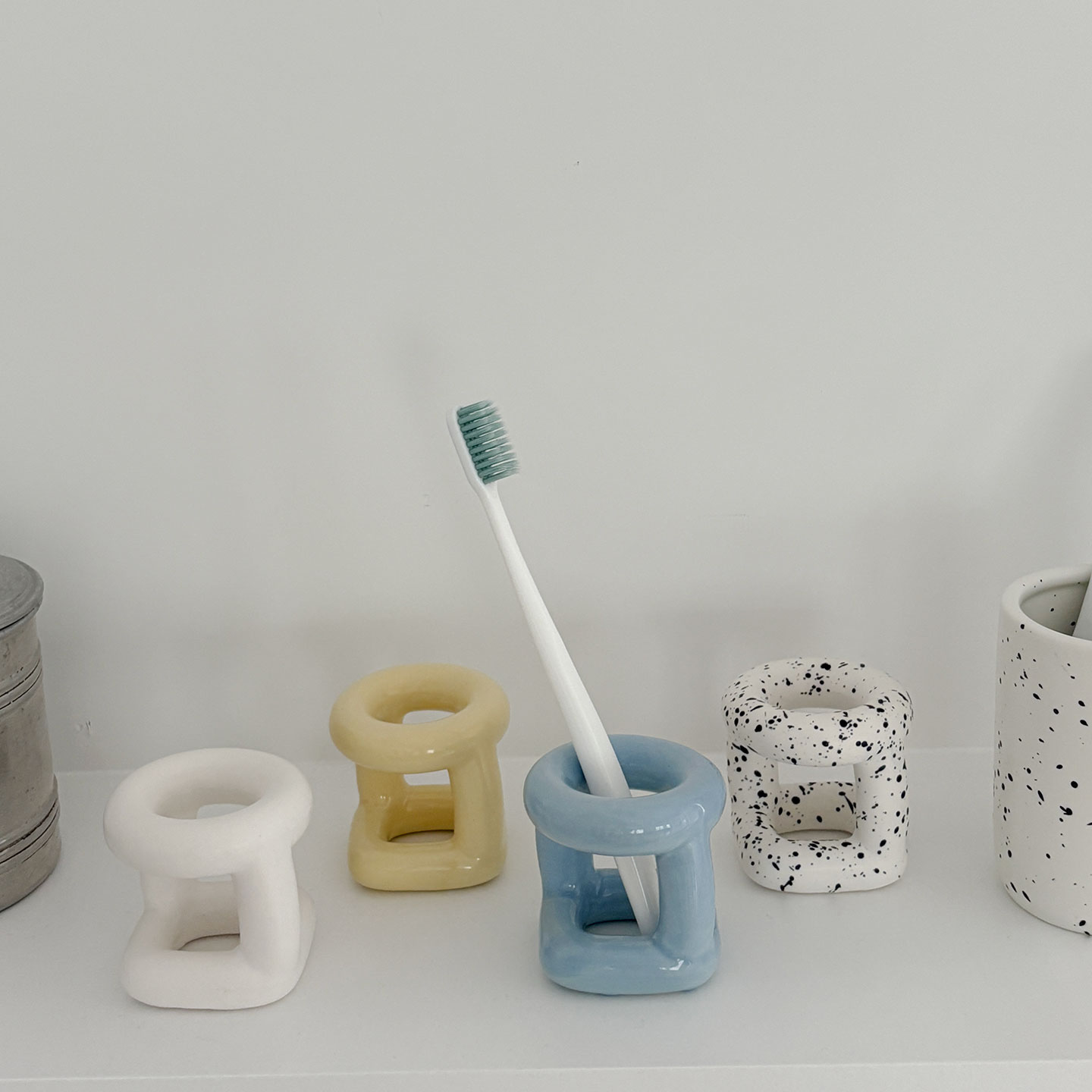 데코앤모어 코코넛 칫솔거치대 세라믹 칫솔꽂이 곰팡이없는 집들이선물 욕실 정리함 8,500원