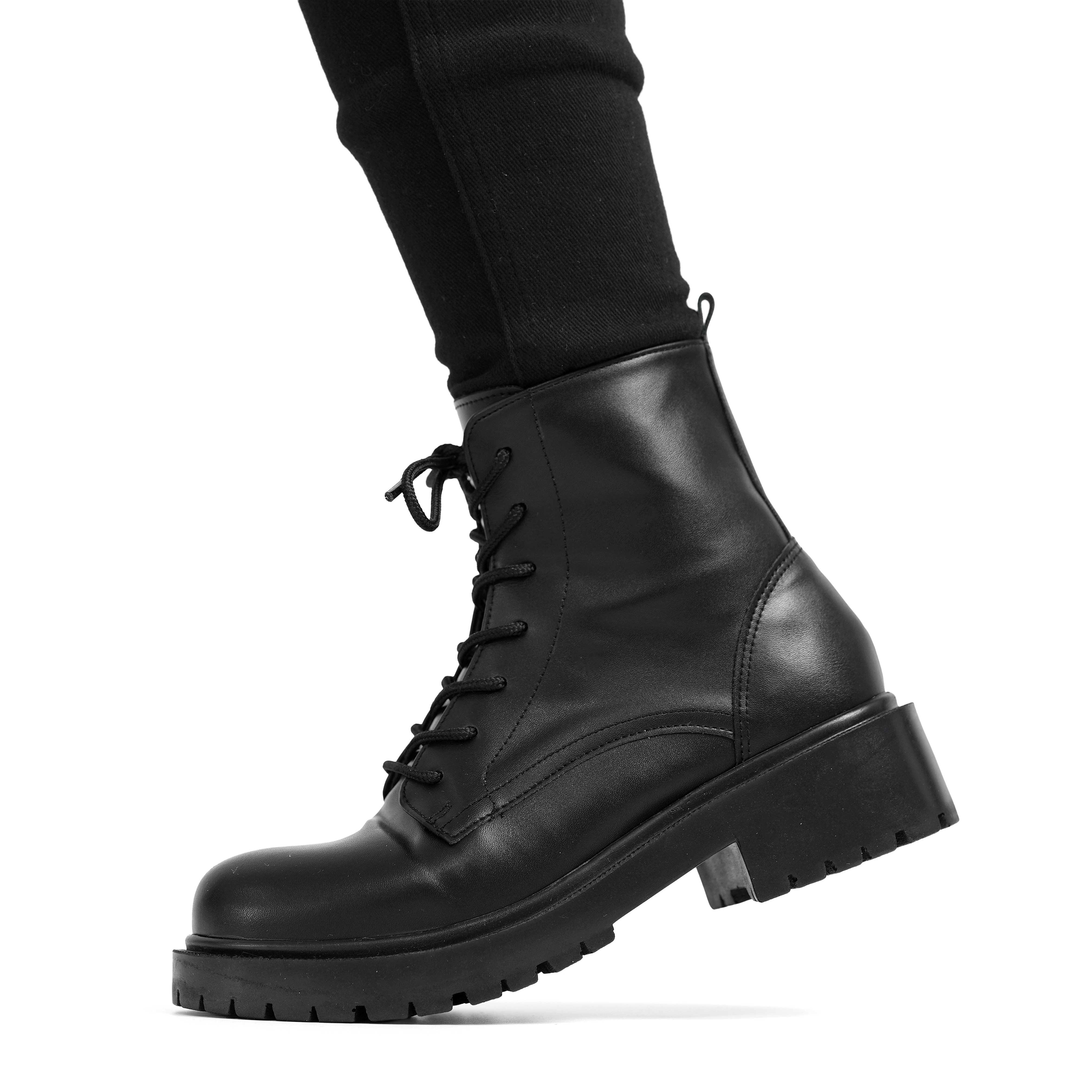 심플 앵클 워커 여성 발편한 지퍼 레더 레이스업 5cm 블랙 숏 부츠 캐주얼 군화 발목 통굽 신발 40,900원