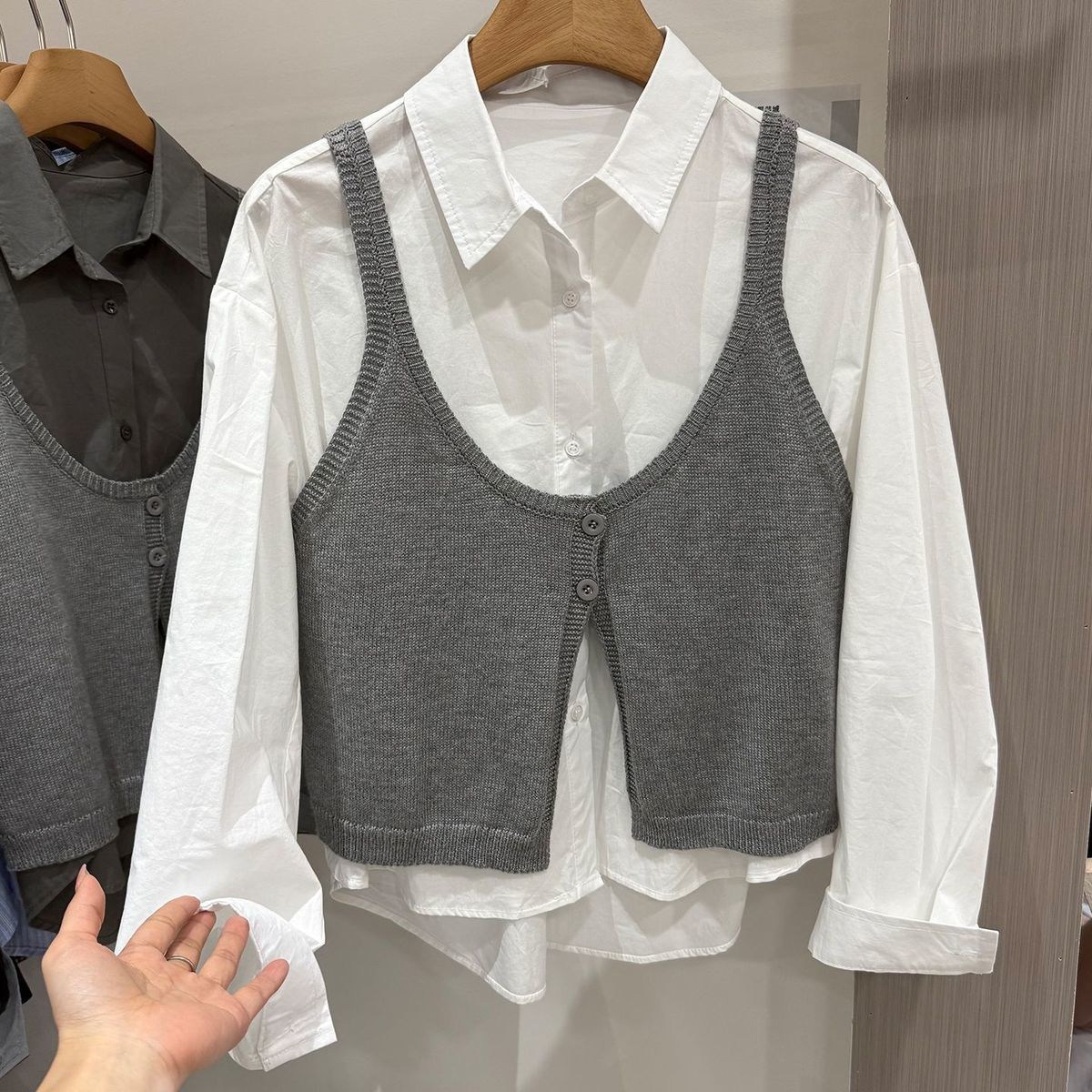 여성 숏 뷔스티에 니트 조끼 줄무늬 긴팔 셔츠 투피스 세트 레이어드 코디 28,900원