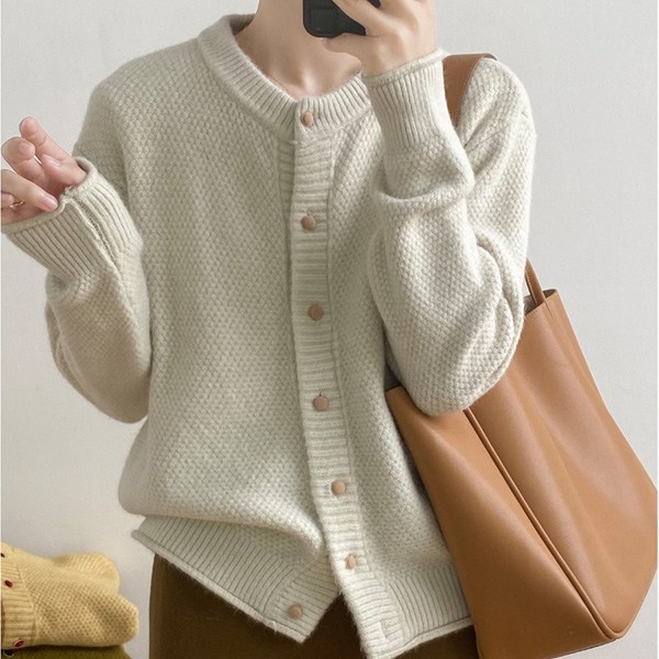 도톰 포근 라운드넥 버튼 니트 가디건 부드러운 캐시미어 fw 간절기 가을 겨울 봄 데일리 여성 아이템 29,990원