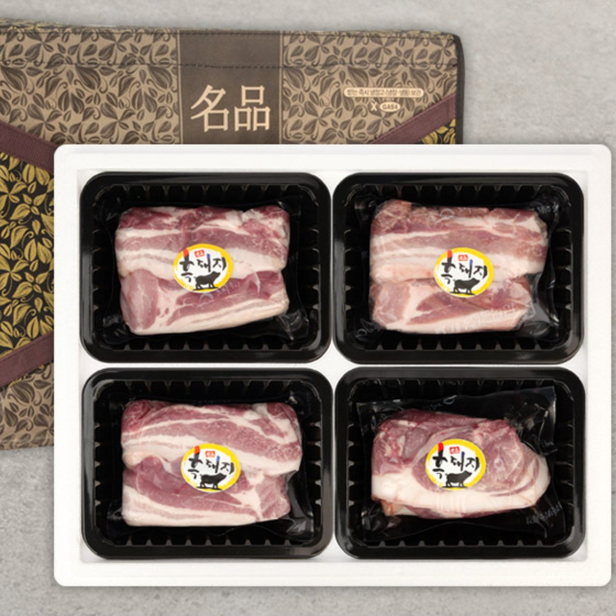 [제주양돈농협] 제주 흑돼지 종합세트 2호 2kg 선물세트 / 오겹살 1.5kg, 앞다리살 500g, 1박스 92,900원