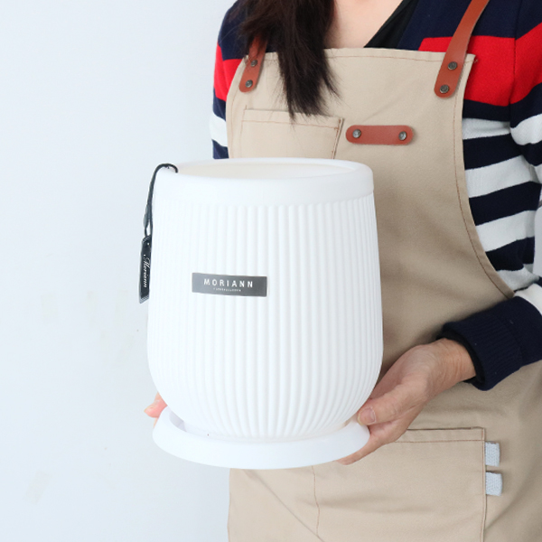 모리앤 모던 롱스트라이프 원형 플라스틱 화분 1822W + 받침 세트 12,900원