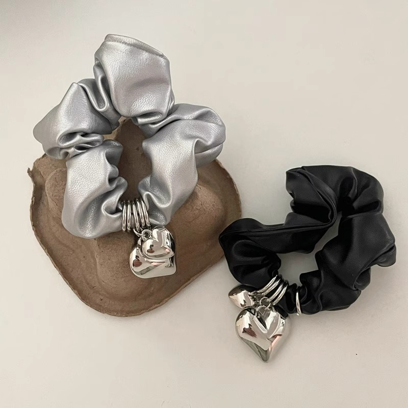 모스리나 실버 볼륨 하트 드롭 스크런치 13,900원