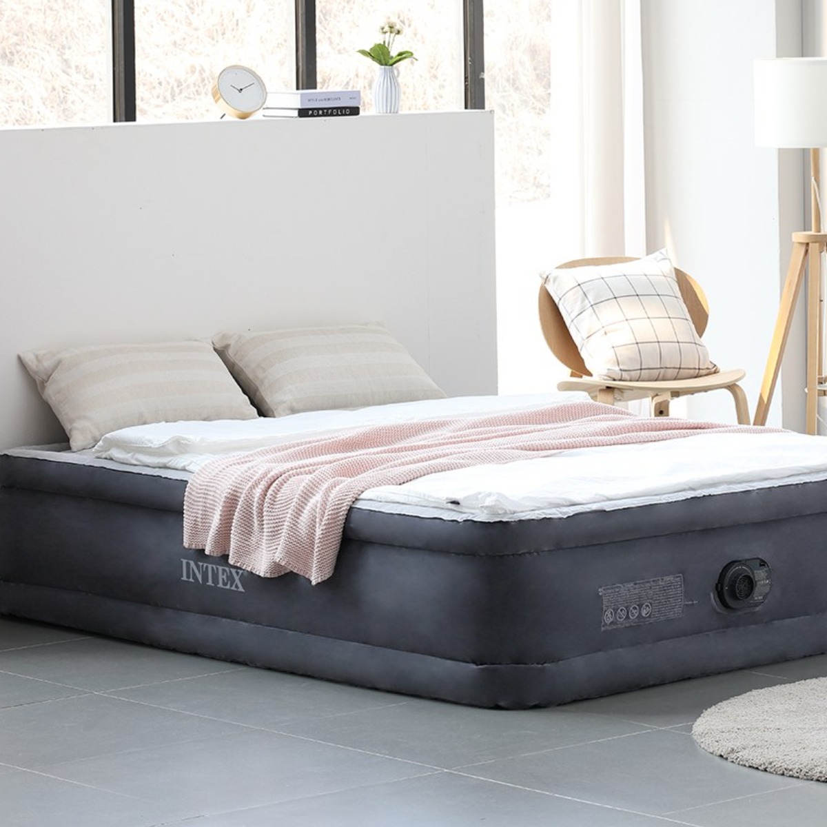 인텍스 에어매트 캠핑매트 내장형 전기 펌프 디럭스 에어베드 64414, 혼합색상 89,000원