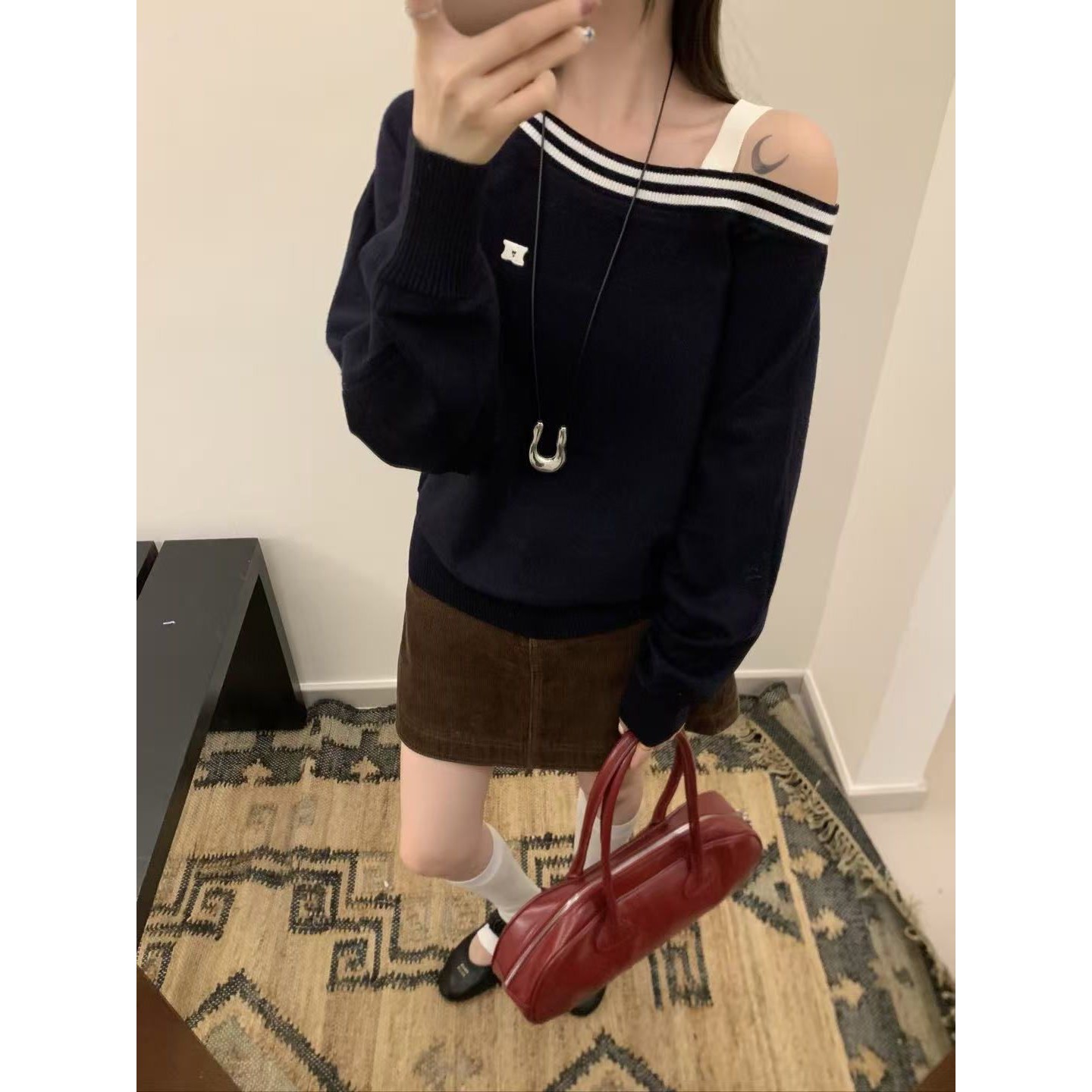 녕동 여성 오프숄더 니트 스트라이프 패치 사선넥 캐주얼 루즈핏 니트 29,500원