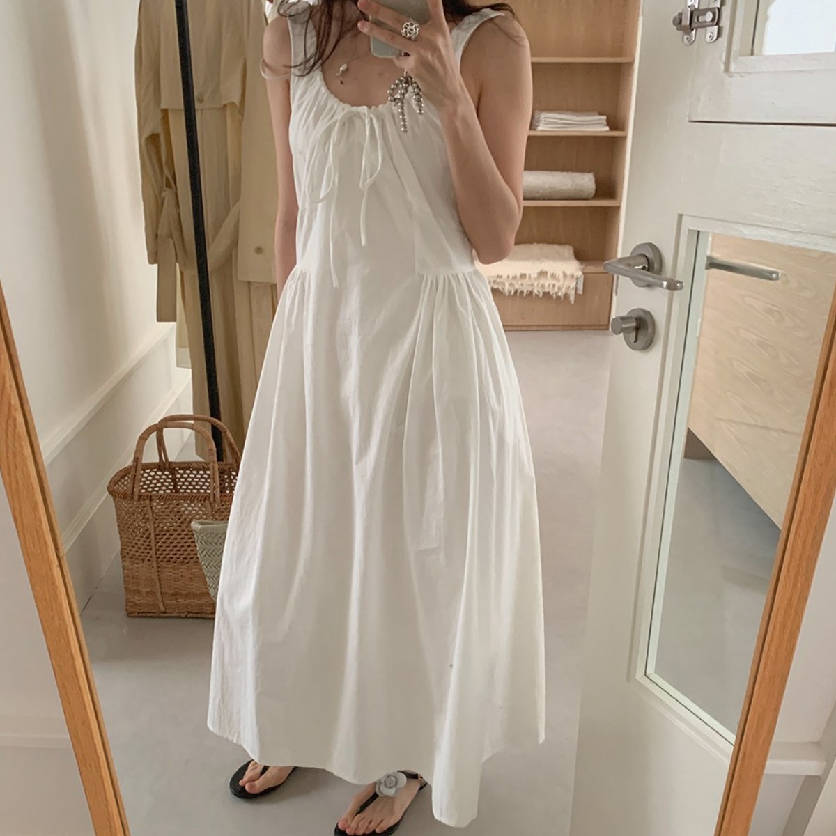 루어스룸 커넥트 민소매 리본 셔링 핀턱 휴양지룩 여름 루즈핏 롱원피스 41,490원