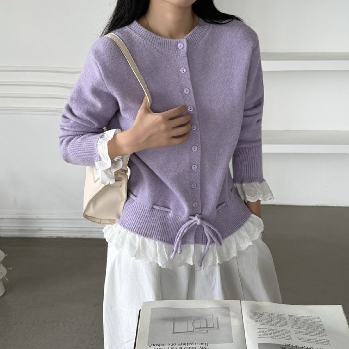 [프릴 스트링 니트 가디건] 여성스러운 물결 레이스 디테일 라운드넥 니트탑 33,800원