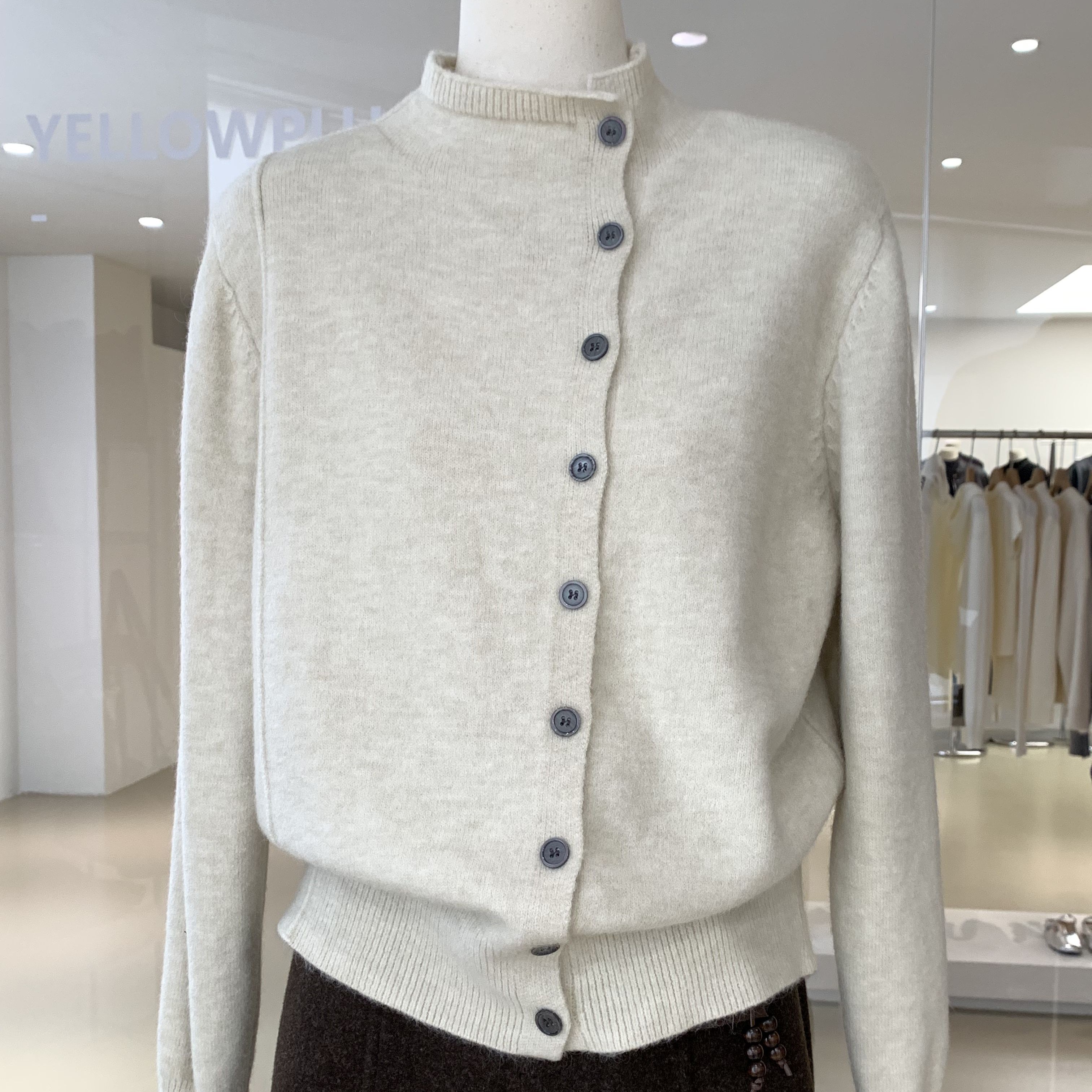 SONOVA 보송한 라운드넥 버튼 가디건 여유핏 데일리 니트 2컬러 29,800원