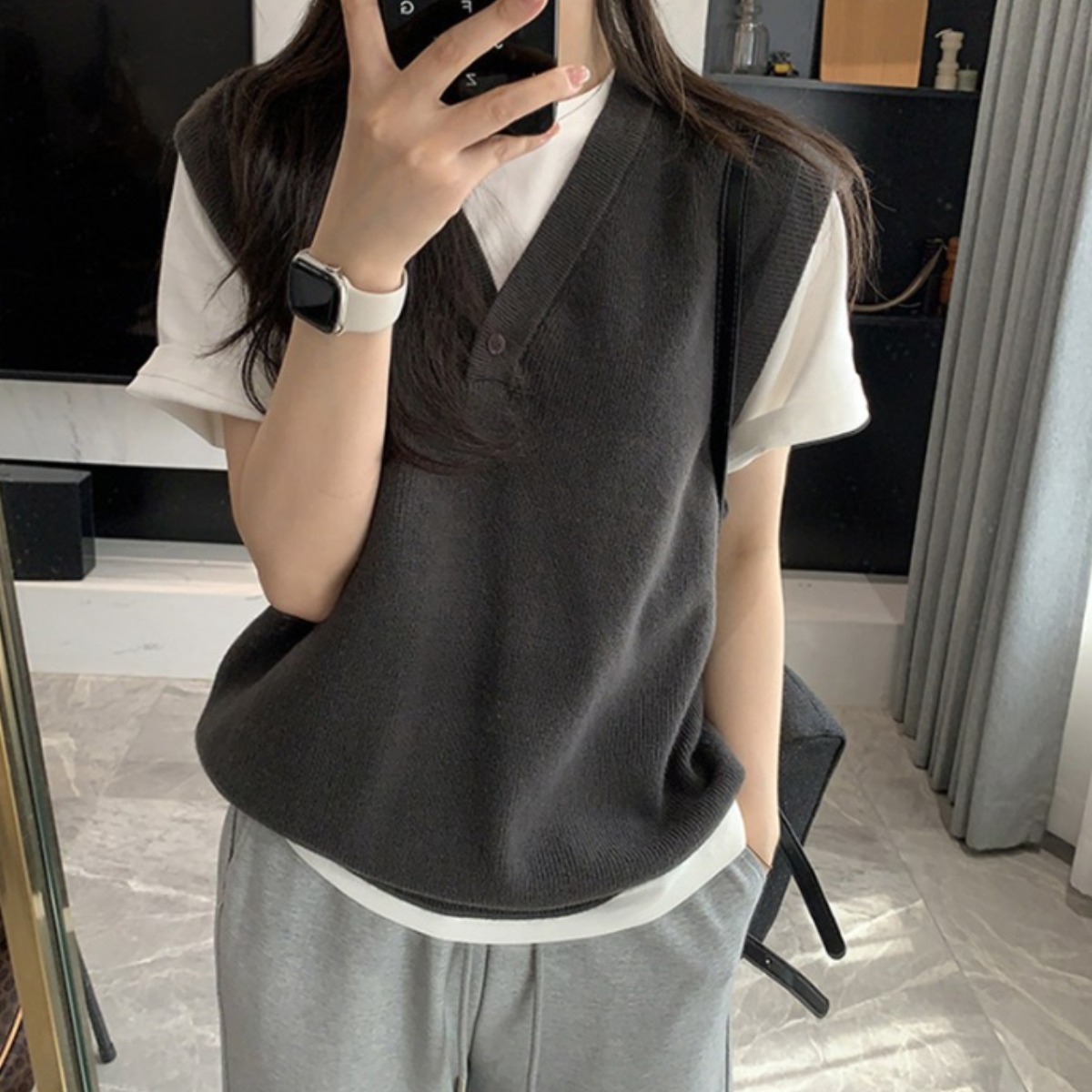 핑크셀럽 버튼 포인트 브이넥 니트 조끼 21,800원