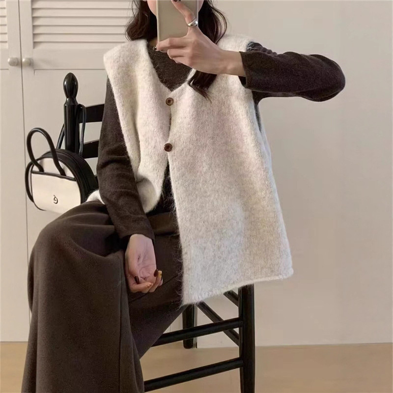 KDNC 여성 브이넥 루즈핏 니트 베스트 18,900원