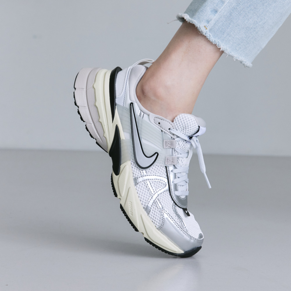 나이키 여성 운동화 V2K 런 서밋 화이트 메탈릭 실버 신발클리너포함 112,000원