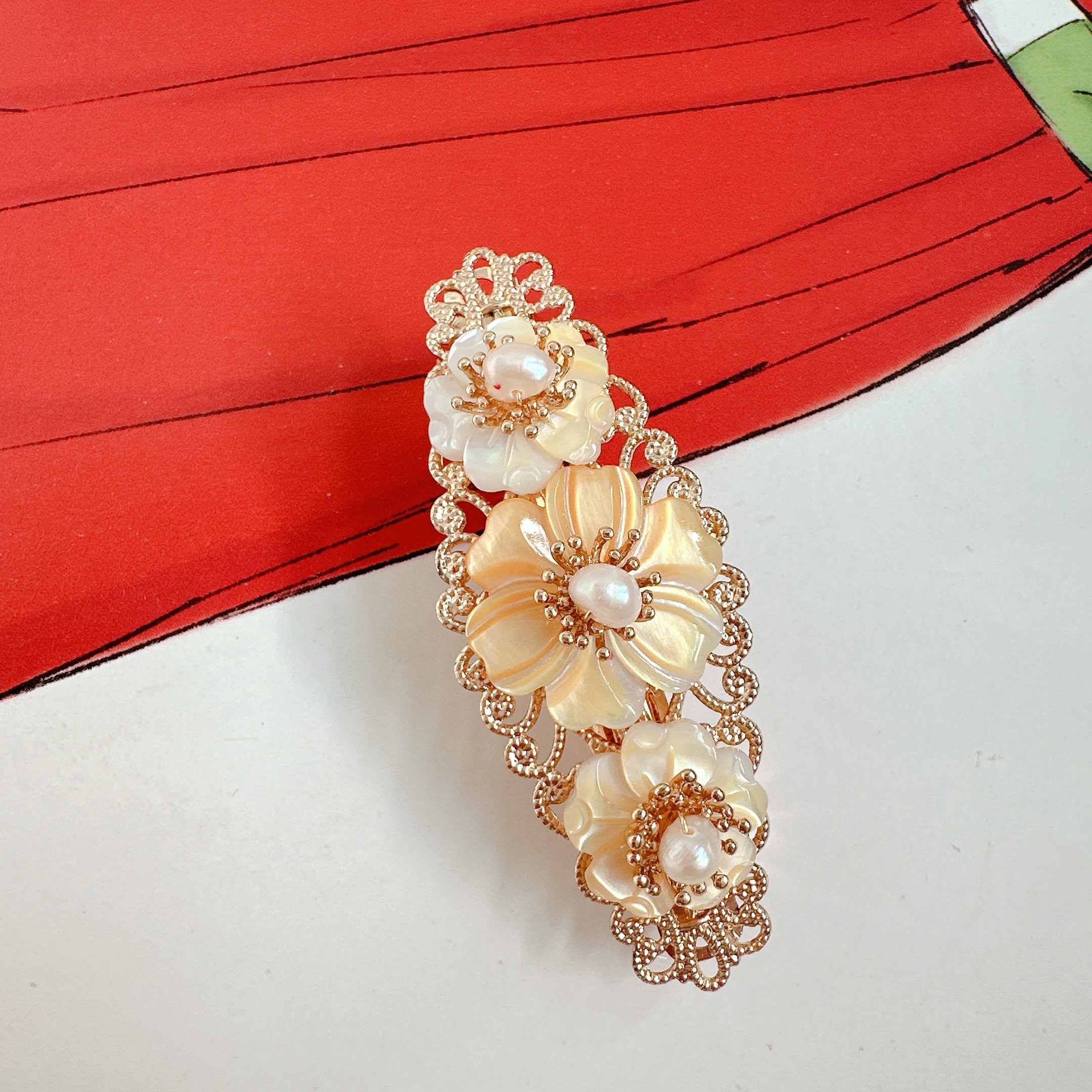 수공예 고급 자개꽃 포인트 헤어 자동핀 15,900원