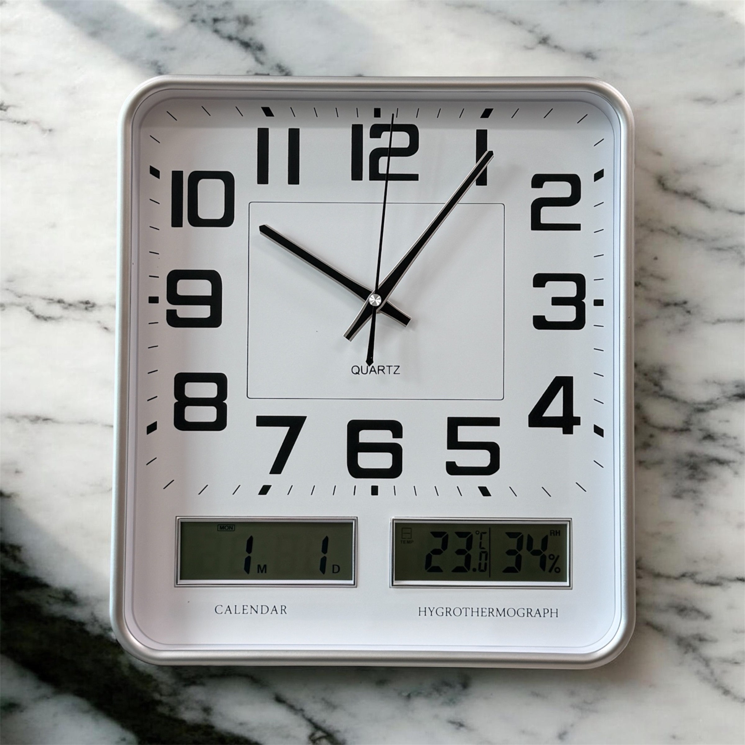 홈컴퍼니 무소음 사각 온도 습도 날짜 인테리어 건전지 LCD 벽시계 34CM, 실버 39,800원