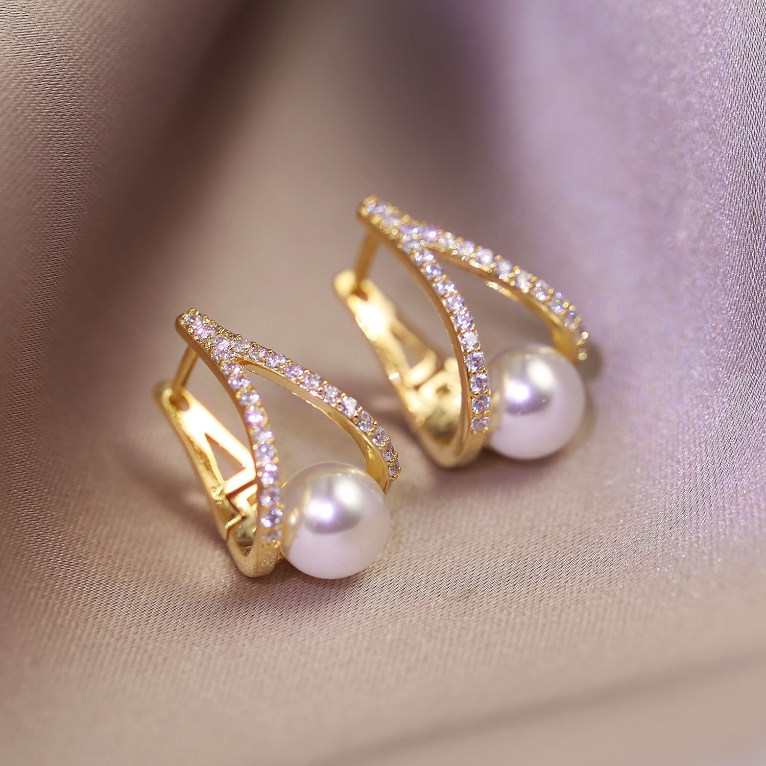 WICKM 기질 진주 여성 귀걸이 반짝이는 지르코니아 원터치 데일리 패션 액세서리 29,800원