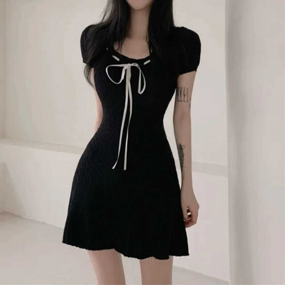 슬림핏 반팔 니트 미니 원피스 여성 짧은 치마 허리 강조 예쁜 데일리룩 원사이즈 국내 23,900원