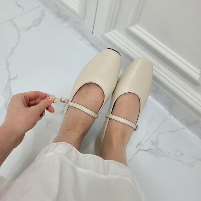 티아 속 키높이 메리제인 플랫 슈즈 (1cm, 2color) 41,900원