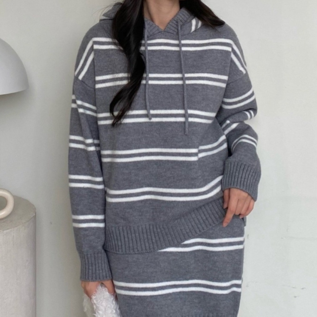 루즈핏 스트라이프 후드 니트 + 니트 미니스커트 세트 여성 투피스 62,400원