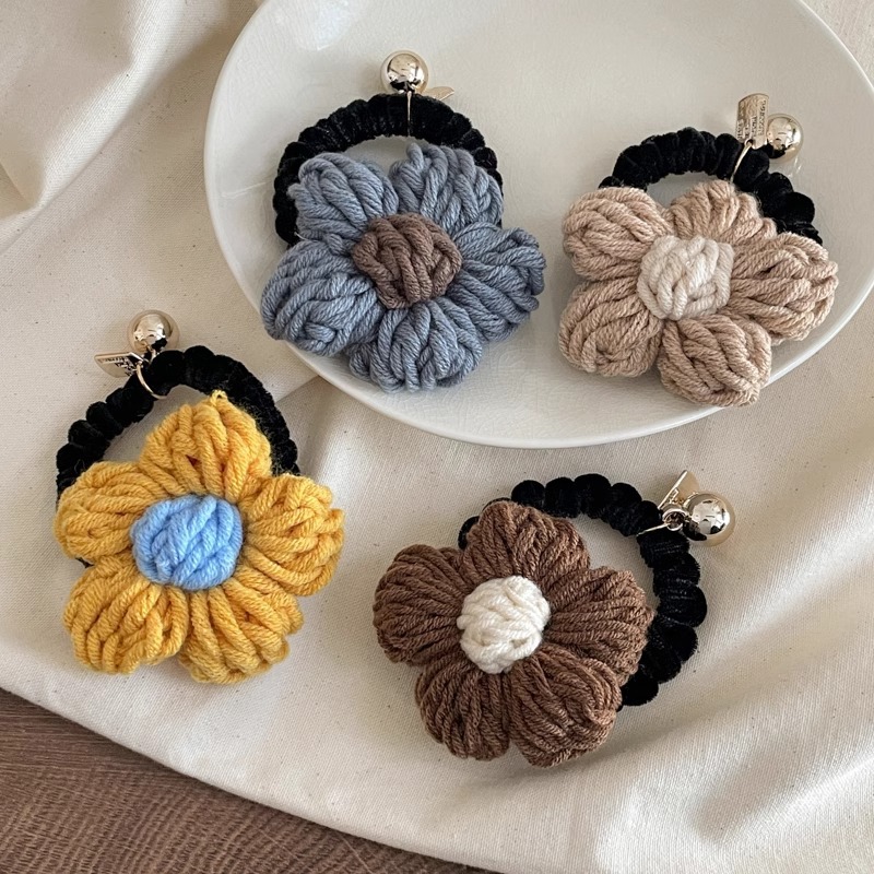 모스리나 나오미 니트 플라워 스크런치 뜨개꽃 곱창밴드 헤어슈슈 15,900원