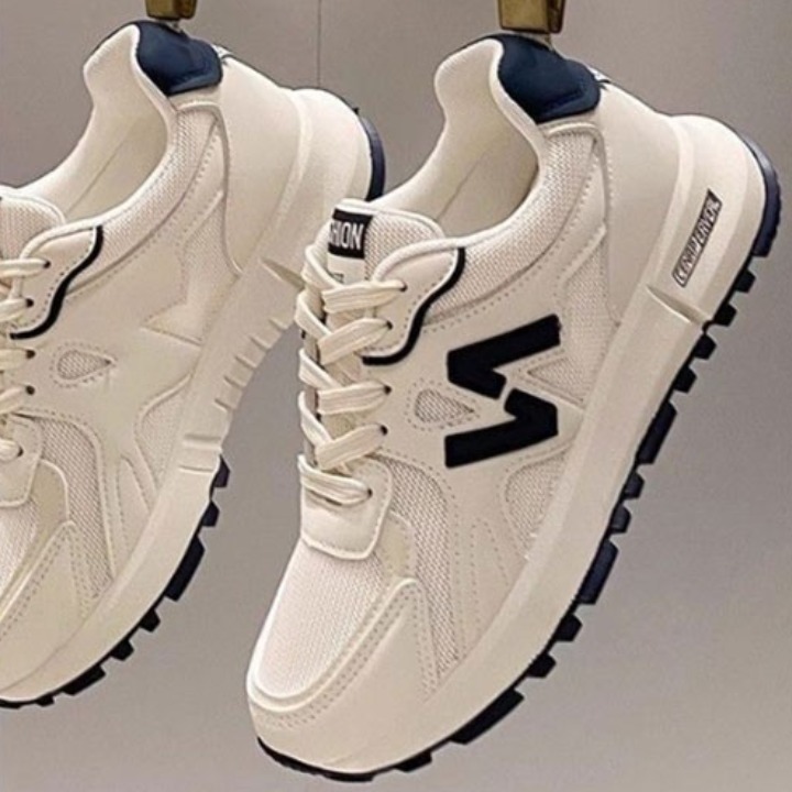 여성 Z 트래킹 통풍 러닝화 2color 18,710원