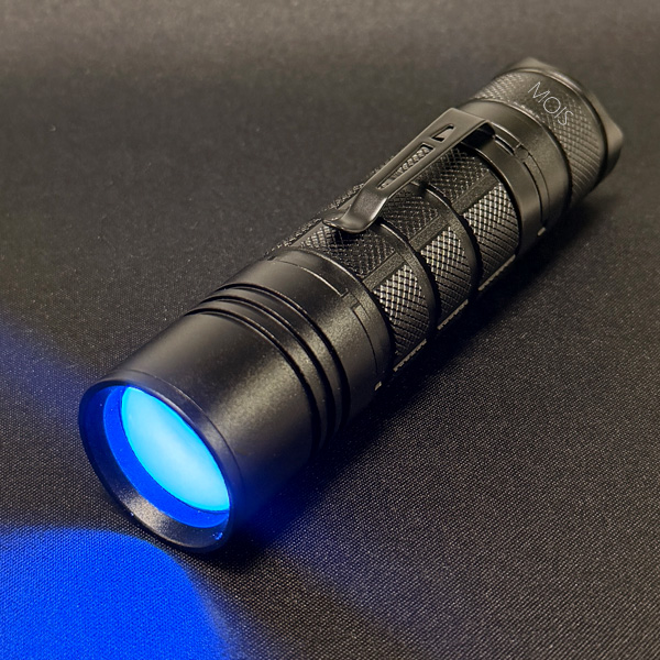 모이스 LED UV 줌기능탑재 고광량 자외선램프 365nm AAA건전지 사용 네일 경화 오염 형광물질 야광 탐지 반려동물 오줌 낚시찌 라이트 19,800원