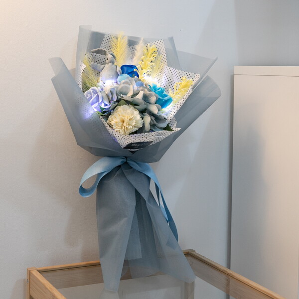 [플라워트리] 비누 장미 카네이션 조화 꽃다발 LED 팜파스 토끼 52cm 2컬러 선물 장식 기념일 졸업식 발표회 학예회 인형 49,400원