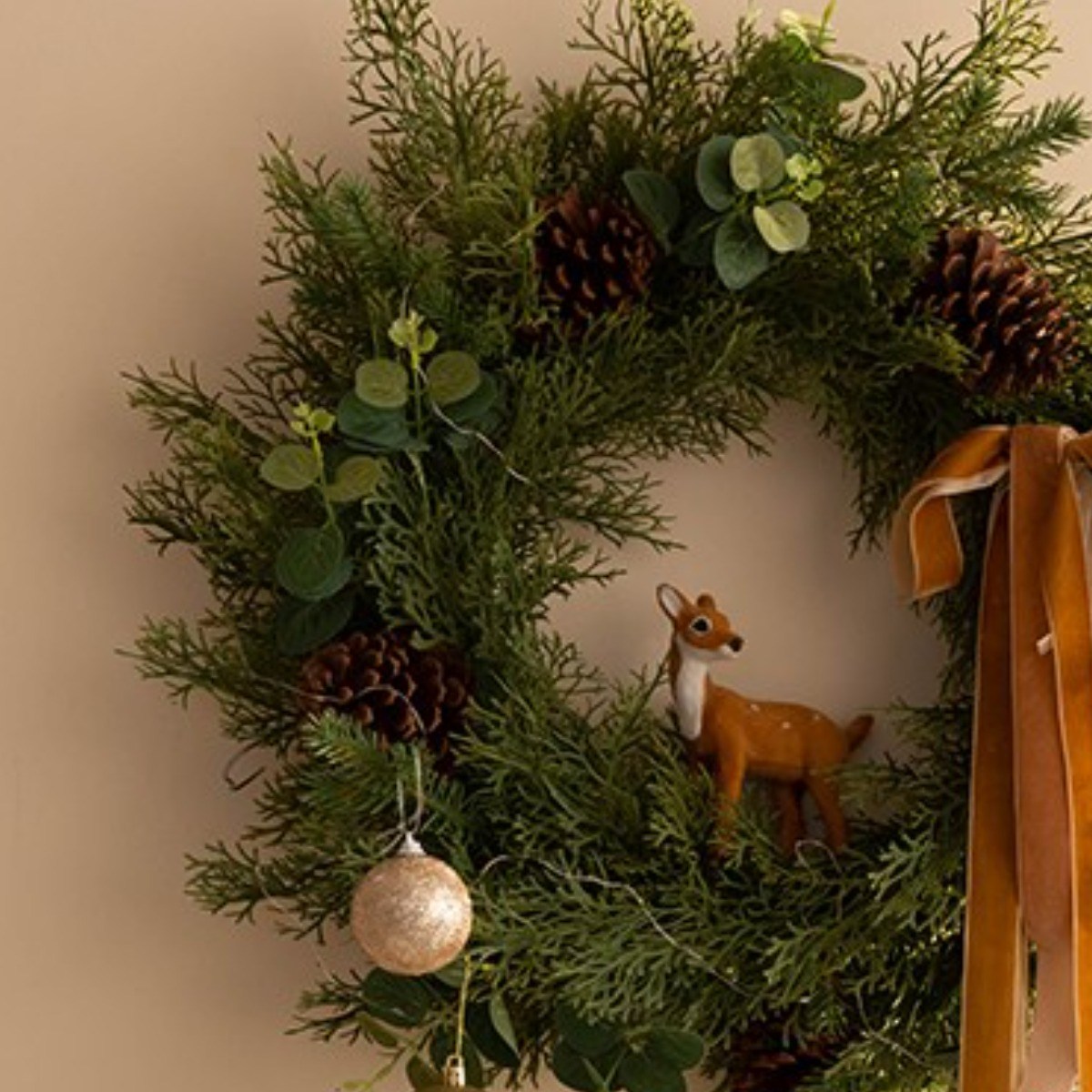 천가게 크리스마스 리스 트리 벽장식 대형 55cm 원형 현관 장식 전구 인테리어 홀리베리, 01) 파인콘 26,900원