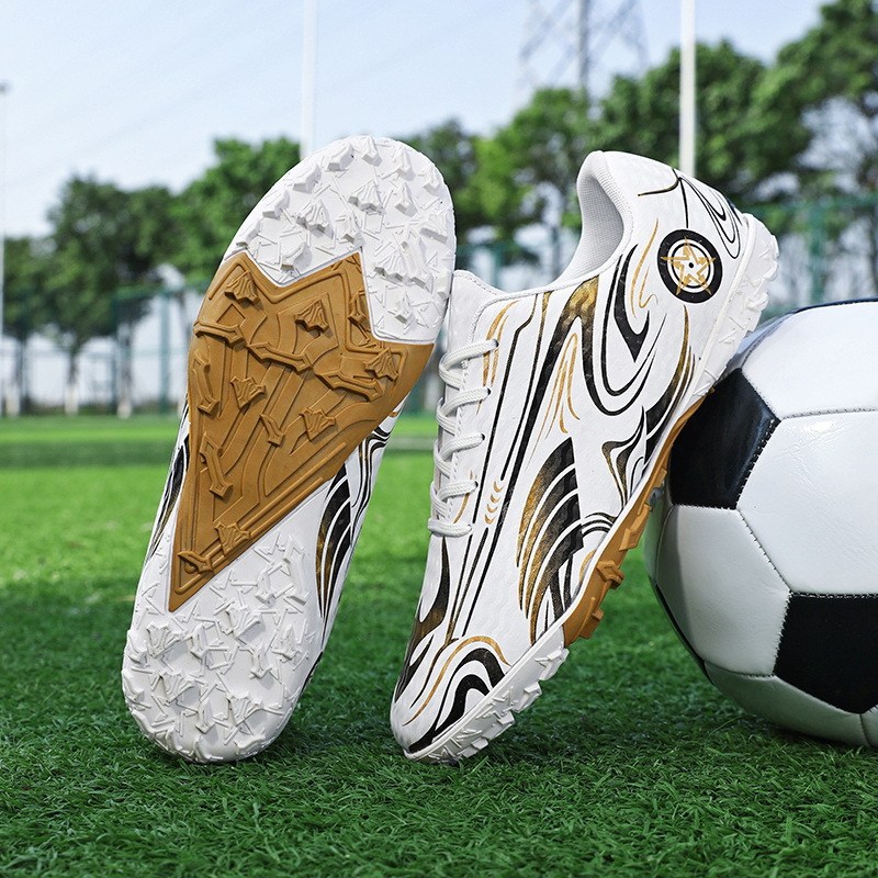 남성 전문 미끄럼 방지 축구화 편안한 경량 운동용 야외 훈련 필수JCL 22,990원