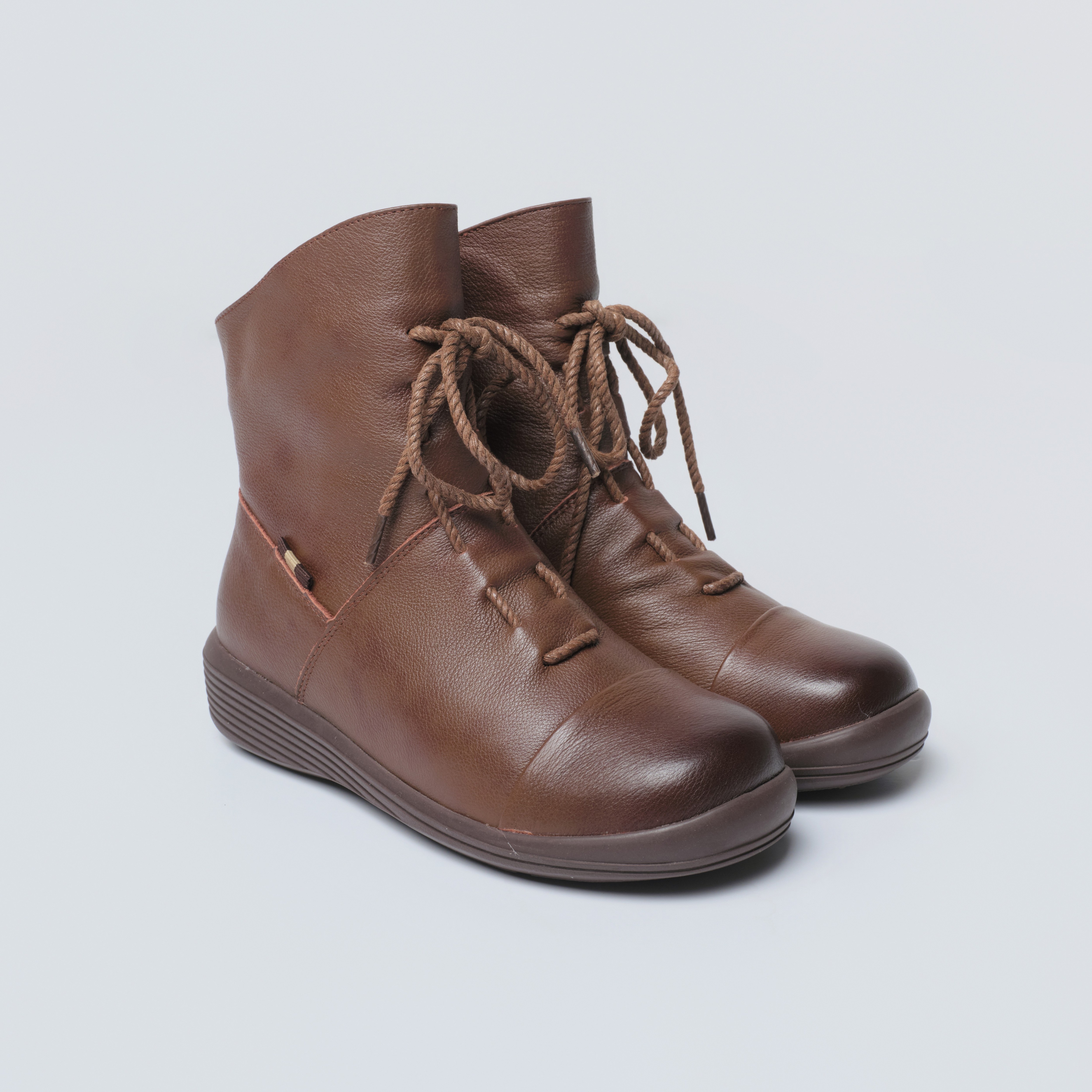 슈리오 소가죽 레이스업 컴포트 앵클부츠 5cm 69,000원