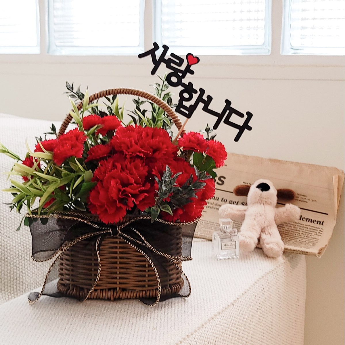 뷰띠끄 카네이션 조화 꽃바구니 스승의날 부모님 어버이날 선물, 레드, 1개 39,900원