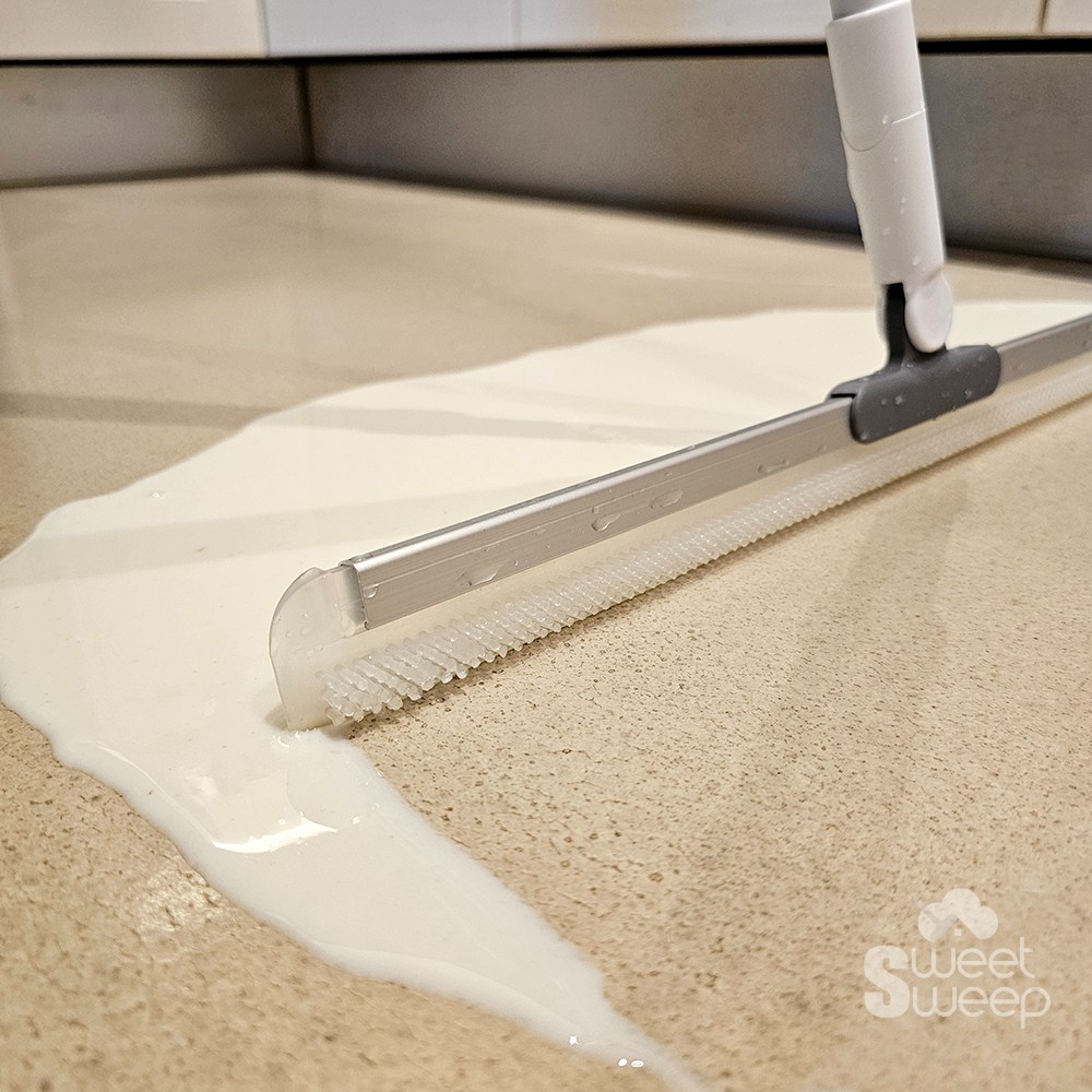 스윗스윕 쫀득쫀득 올인원 실리콘 빗자루 다용도 먼지제거 물기제거 털 머리카락제거 청소 스퀴지 17,800원