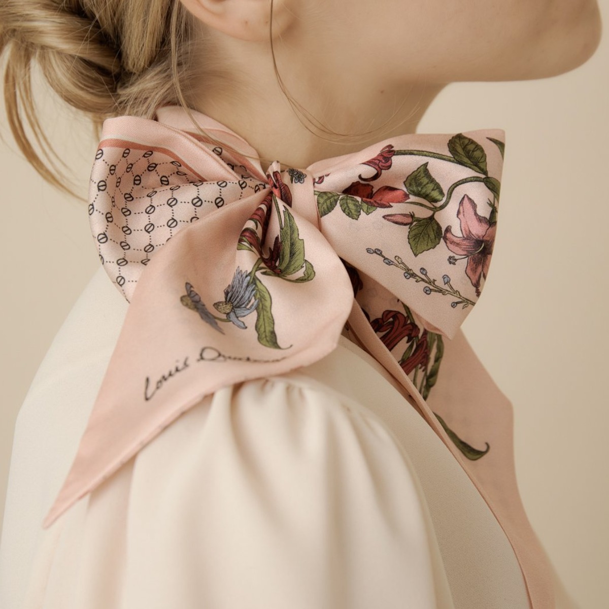 [국내백화점] 루이까또즈 실크 방도스카프 핑크 플라워 80,730원