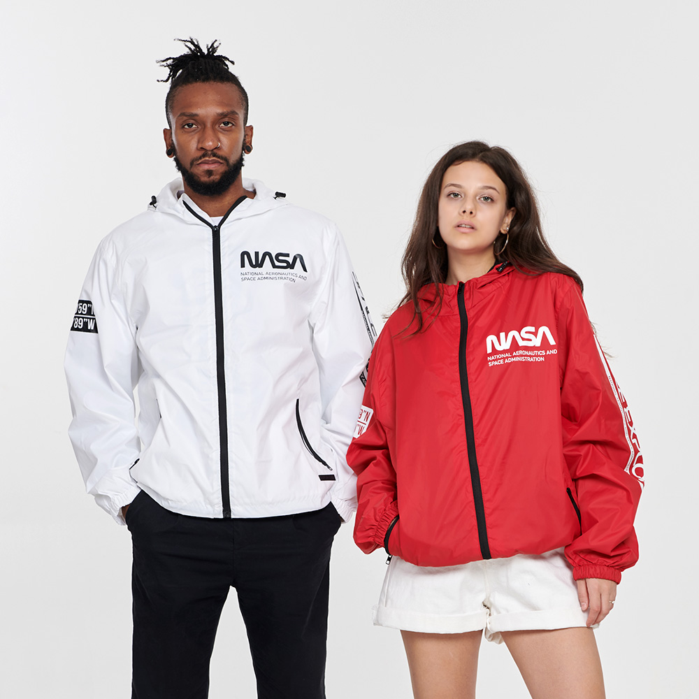 무니크영 남녀공용 레터링 프린트 후드 방수 지퍼 자켓 남자 여자 오버핏 빅사이즈 메쉬안감 바람막이 점퍼 나사 NASA J1129 44,900원