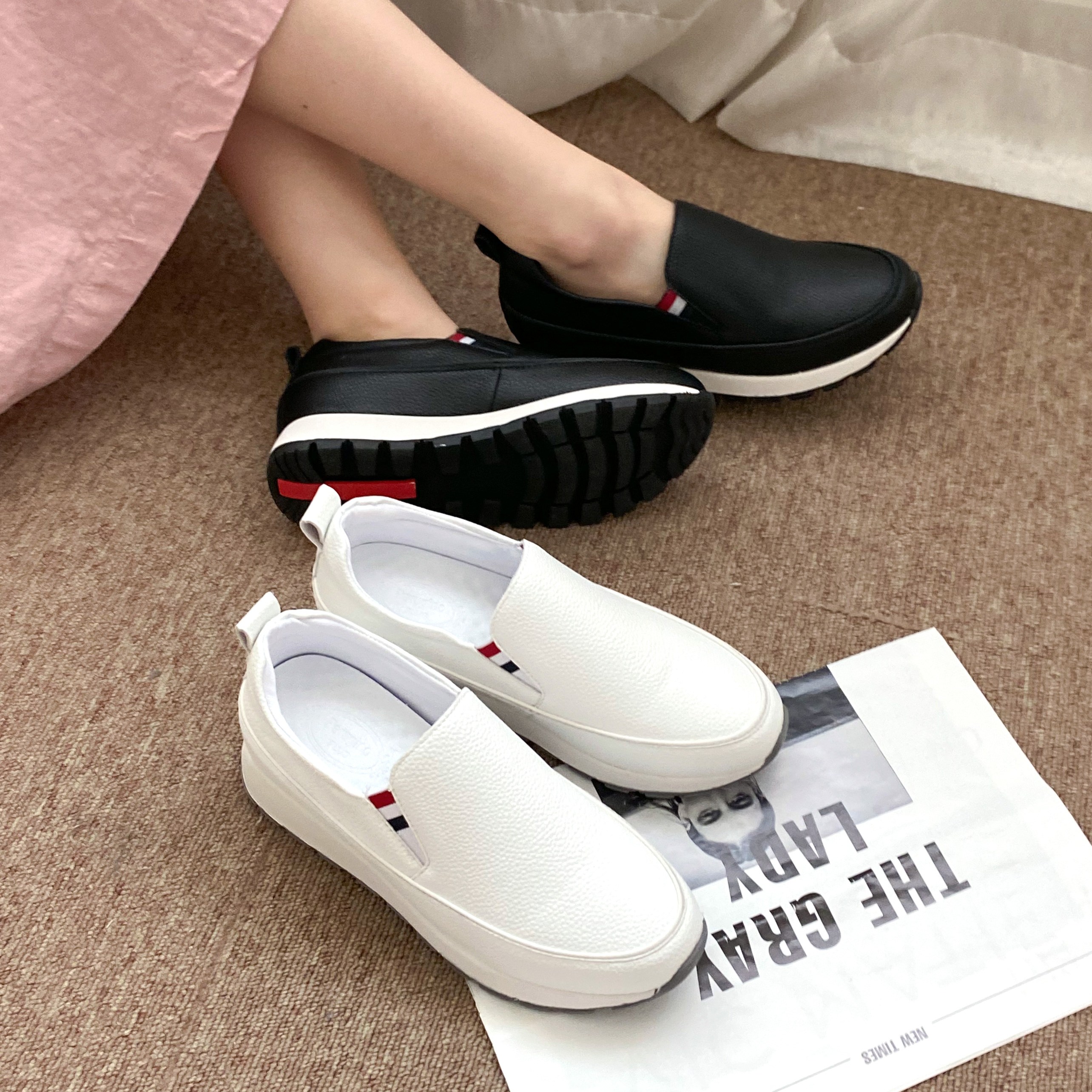 슈리오 여성 삼색 밴딩 소가죽 통굽 키높이 슬립온 5cm 53,900원